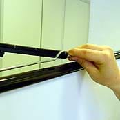 Pantalla port�til de Tr�pode Robusta Ouver FastProf - La parte superior dispone de varios niveles de sujeci�n para corregir el efecto trapezoidal keystone.