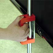 Pantalla portátil de Trípode Ouver Class - El sistema de agarre con freno permite bajar o subir la parte inferior de la pantalla hasta la altura deseada.